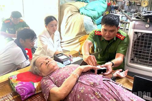 Bà Nguyễn Thị Tốt, ngụ ấp Lung Tràm, xã Khánh Hưng (tỉnh Cà Mau) - thân nhân liệt sĩ Nguyễn Văn Hoa được tổ lưu động đến tận nhà thu nhận mẫu ADN.