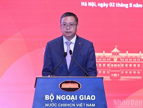 Đại sứ Việt Nam tại Trung Quốc Phạm Thanh Bình trình bày tham luận "Năng lực cán bộ đối ngoại địa phương từ lăng kính địa bàn Trung Quốc: Nhu cầu thực tiễn và định hướng chuẩn hóa".