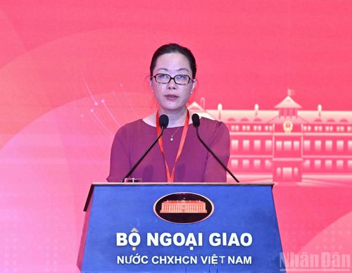Tổng Thư ký Liên đoàn Thương mại và Công nghiệp Việt Nam Trần Thị Lan Anh trình bày tham luận "Đẩy mạnh sự tham gia chủ động, hiệu quả của doanh nghiệp trong các mạng lưới hợp tác do bộ ngành, địa phương kiến tạo".