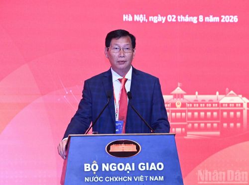  Phó Chủ tịch Ủy ban nhân dân tỉnh An Giang Lê Văn Phước trình bày tham luận "Sử dụng đòn bẩy ngoại giao kinh tế đưa các sản phẩm nông thủy sản địa phương ra thế giới". 