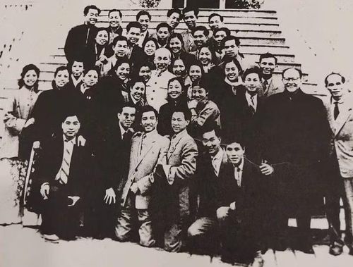 Bác Hồ chụp ảnh cùng các nghệ sĩ. Trong ảnh, Nghệ sĩ Nhân dân Văn Hà là người ngồi hàng đầu từ phải sang. (Ảnh: TƯ LIỆU)