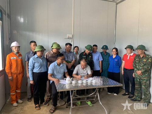Đại diện chính quyền thực hiện thủ tục bàn giao nhà. Ảnh: THẾ THÀNH