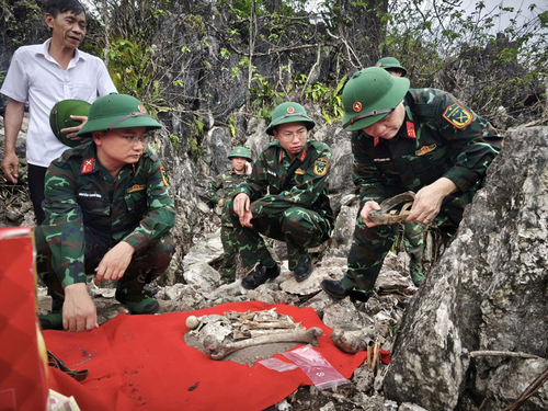 Đội Tìm kiếm, quy tập hài cốt liệt sĩ, Bộ CHQS tỉnh Tuyên Quang cất bốc hài cốt liệt sĩ tại xã Thanh Thủy, tỉnh Tuyên Quang. Ảnh: HOÀNG TRUNG