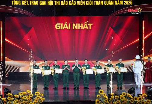 Đại tướng Nguyễn Trọng Nghĩa, Ủy viên Bộ Chính trị, Bí thư Trung ương Đảng, Ủy viên Thường vụ Quân ủy Trung ương, Chủ nhiệm Tổng cục Chính trị trao bằng khen tặng các đồng chí đoạt giải Nhất Hội thi báo cáo viên toàn quân năm 2026. Ảnh: MAI PHƯƠNG 