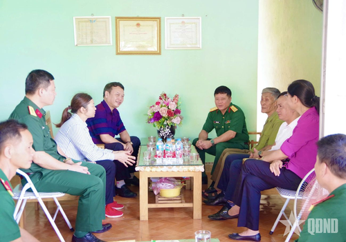 Đại tá Đỗ Trung Kiên, Phó chính ủy Sư đoàn 395 thăm, tặng quà gia đình chính sách trên địa bàn.
