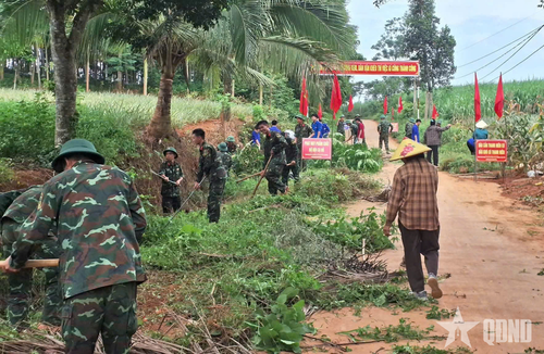Cán bộ, chiến sĩ Lữ đoàn Pháo binh 368 giúp nhân dân xã Thông Minh 3, xã Ngọc Trạo phát quang đường xã.