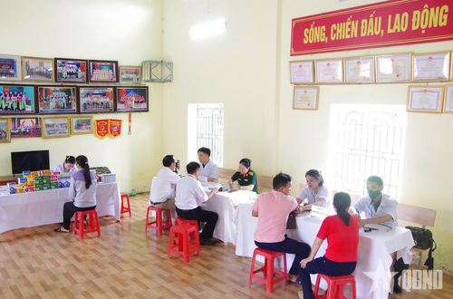  Lữ đoàn 164 phối hợp với xã Bảo Đài tổ chức khám bệnh, tư vấn sức khỏe và cấp thuốc cho các đối tượng chính sách trên địa bàn. 