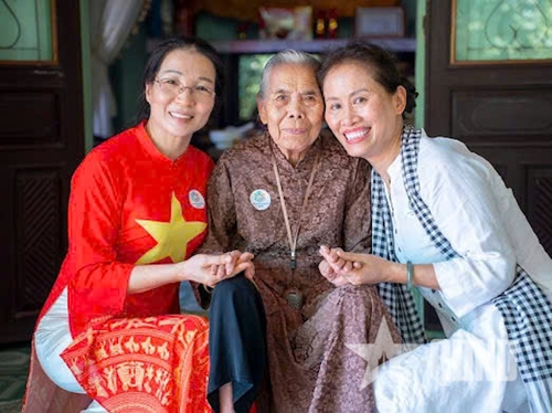 Đội thiện nguyện Hà Nội chụp ảnh cùng Bà mẹ Việt Nam Anh hùng Ngô Thị Mừng. 