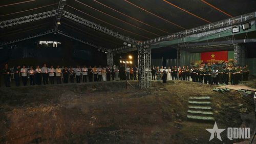 Người dân thắp nến tri ân các anh hùng liệt sĩ tại khu vực tìm kiếm, quy tập hài cốt liệt sĩ. Ảnh: LÊ TIẾN