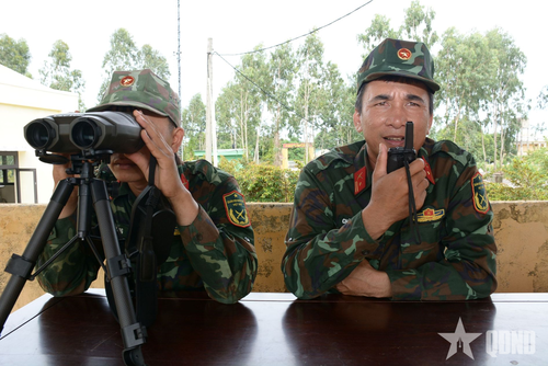  Từ đài chỉ huy, các thành viên Ban huấn luyện, Tổ trọng tài thường xuyên theo dõi, nắm chắc kết quả bắn của các xạ thủ.