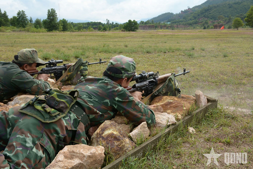  Trên tuyến bắn, tinh thần đoàn kết hiệp đồng, lập công tập thể luôn được các xạ thủ trẻ phát huy.