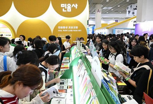 Gian hàng của nhà xuất bản Minumsa tại Hội sách quốc tế Seoul, ngày 24-6-2026 (ẢNH: KYODO)