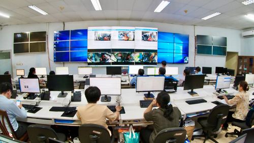 Nhân viên theo dõi, điều hành hoạt động xe buýt tại Trung tâm Quản lý và điều hành vận tải hành khách công cộng, đường Phạm Viết Chánh, phường Cầu Ông Lãnh, TPHCM