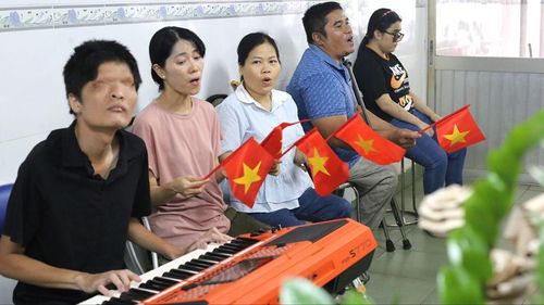 Anh Lê Văn Ở (bìa trái) cùng các thành viên tập hát (ẢNH: DIỄM MI)