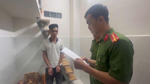  Công an thực hiện lệnh bắt, khám xét nơi ở của Lê Quang Trọng tại phường Bình Tân. Ảnh: CATP 
