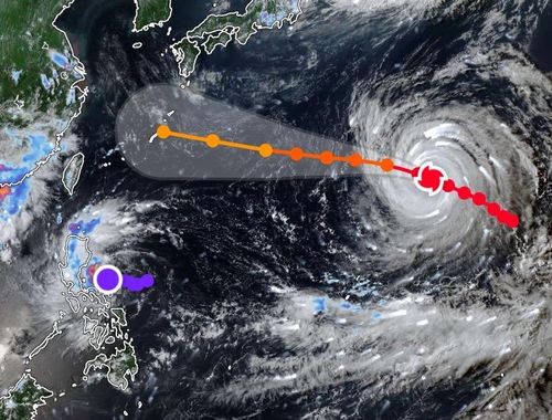  Vị trí bão Dolphin và áp thấp ở phía Đông Philippines, lúc 14 giờ ngày 2-8. Ảnh chụp màn hình ứng dụng Zoom Earth 