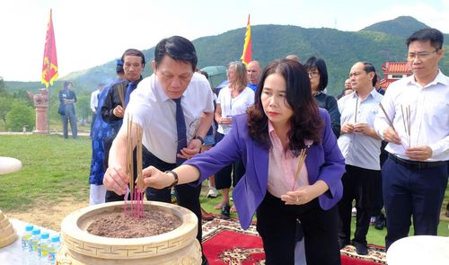 Lãnh đạo Sở VH-TT-DL tỉnh Gia Lai cùng các võ sư dâng hương tại Di tích Đài Kính Thiên. Ảnh: NGỌC NHUẬN 