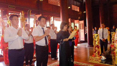  Lễ dâng hương, đọc văn tế xin rước ngọn lửa thiêng về Nhà thờ Tổ võ cổ truyền Bình Định. Ảnh: NGỌC NHUẬN 