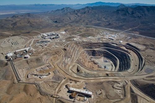 Mỏ đất hiếm duy nhất của nước Mỹ ở Mountain Pass, sa mạc Mojave thuộc bang California.