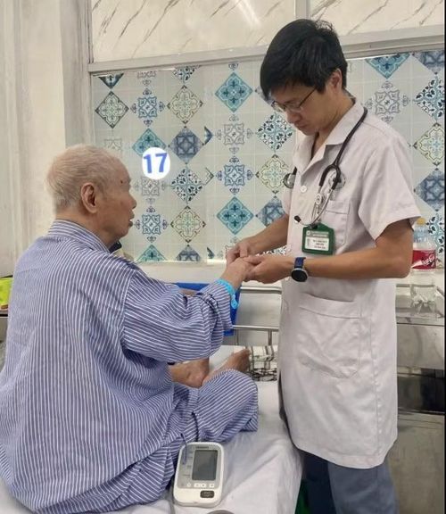 BS Phạm Trần Anh, Khoa Nội Thận Khớp, Bệnh viện 19-8 thăm khám cho bệnh nhân - Ảnh BSCC