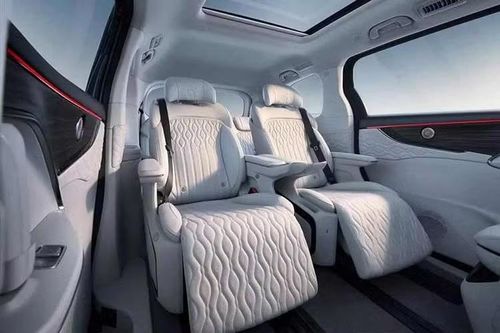Bên trong Forthing V9 là khoang nội thất 7 chỗ với cấu hình 2+2+3. Thiết kế nội thất nhấn mạnh sự cân bằng giữa sự sang trọng, phục vụ mục đích thương mại và tính thực dụng dành cho gia đình.