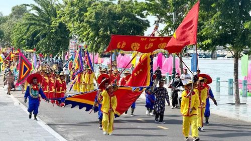 Hơn 300 người của các vạn chài Phan Thiết tham gia Lễ rước Lệnh Ông Sanh.
