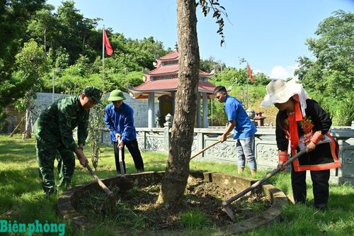 Cán bộ, chiến sĩ Đồn Biên phòng cửa khẩu Ma Lù Thàng cùng đoàn viên, thanh niên và phụ nữ bản Ma Li Pho, xã Phong Thổ tham gia chăm sóc, chỉnh trang khuôn viên các Nhà bia ghi danh anh hùng, liệt sĩ trên tuyến biên giới Lai Châu. Ảnh: Đức Duẩn