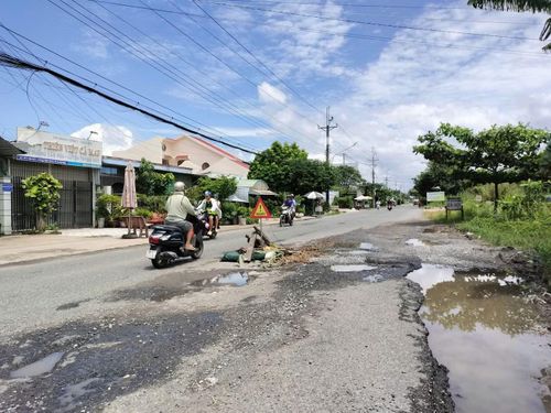 Người dân đặt vật cảnh báo các vị trí nguy hiểm nhằm hạn chế xảy ra tai nạn giao thông.