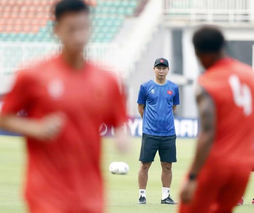 Không dễ để HLV Kim Sang-sik và các học trò giành trọn 3 điểm trước đối thủ mạnh nhất bảng A.
