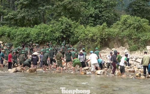 Dưới cái nắng oi ả, các lực lượng cùng chia nhau từng phần việc, từ vận chuyển đá, lắp ráp rọ sắt đến gia cố tuyến kè.