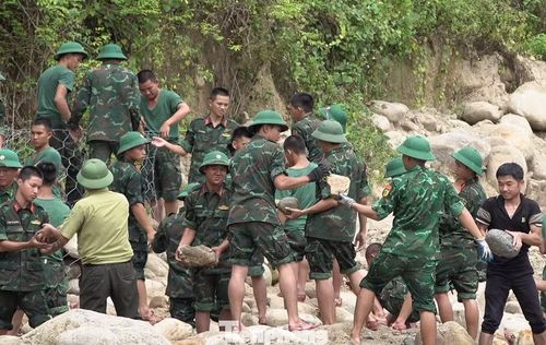 Sự phối hợp nhịp nhàng đã tạo nên một không khí lao động sôi nổi, thể hiện tinh thần đoàn kết, trách nhiệm vì cuộc sống của cộng đồng.
