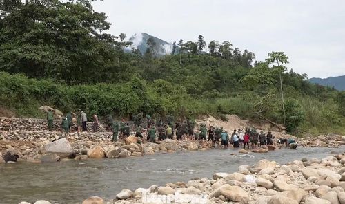 Điều đáng quý hơn cả là công trình được tạo nên từ sức mạnh của tinh thần đoàn kết. Hình ảnh cán bộ, chiến sĩ Trung đoàn 764 cùng người dân kề vai vận chuyển từng hòn đá, dựng từng rọ thép không chỉ góp phần đẩy nhanh tiến độ thi công mà còn làm sâu sắc thêm tình cảm quân - dân trên địa bàn biên giới.