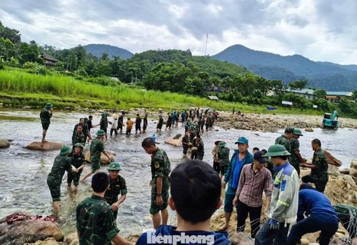 Không chỉ có cán bộ, chiến sĩ Trung đoàn 764, công trình còn nhận được sự chung tay của Đồn Biên phòng Hạnh Dịch, Công an xã Quế Phong, Ban Quản lý Khu Bảo tồn thiên nhiên Pù Hoạt, đoàn viên thanh niên cùng đông đảo người dân địa phương.