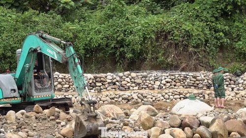 Công trình được thi công bằng hệ thống rọ sắt chứa đá (rọ đá) dọc bờ sông Nậm Giải. Toàn tuyến kè có chiều dài khoảng 150 mét, rộng 1 mét, cao 3 mét.
