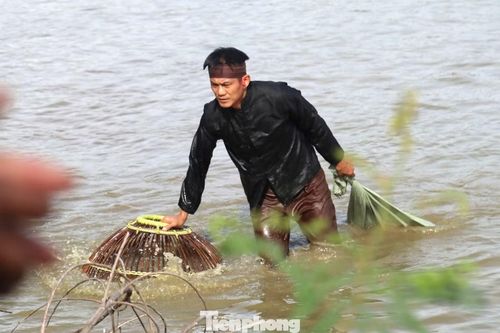  Anh Chu Quân (trú xã Kim Liên) cho biết lễ hội nơm cá không chỉ là hoạt động trải nghiệm mà còn góp phần gìn giữ nét đẹp văn hóa làng quê Việt. “Có những giá trị không thể đo bằng tiền mà được gìn giữ bằng ký ức và tình yêu quê hương. Chúng tôi mong muốn khi người dân và du khách cùng lội bùn, cầm chiếc nơm bắt cá sẽ cảm nhận được niềm vui lao động, sự gắn kết cộng đồng và tình yêu quê hương. Hy vọng lễ hội góp phần lan tỏa giá trị truyền thống, đồng thời quảng bá hình ảnh Kim Liên - quê hương Chủ tịch Hồ Chí Minh - đến với đông đảo du khách”, anh Quân chia sẻ. 
