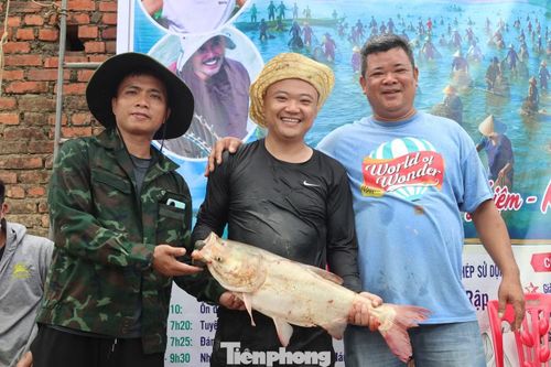 Sau khoảng 2 giờ tranh tài, ban tổ chức đã trao giải cho anh Nguyễn Phi Hán (33 tuổi, xã Xuân Lâm, Nghệ An) với thành tích bắt được con cá lớn nhất nặng 4,3 kg. Ngoài ra, lễ hội cũng vinh danh nơm thủ cao tuổi nhất và người trẻ tuổi nhất tham gia.