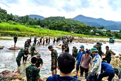 Tuyến kè chống sạt lở được xây dựng bằng sức người và tinh thần đoàn kết của lực lượng vũ trang cùng Nhân dân vùng biên.