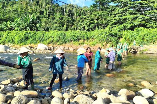 Những hòn đá được cán bộ, chiến sĩ và người dân chuyền tay nhau để gia cố hệ thống rọ thép.