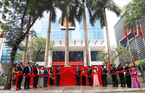 Ngày 1/3/2025, cùng với việc thành lập Bộ Dân tộc và Tôn giáo, một cột mốc lịch sử đã được ghi nhận khi Ban Tôn giáo Chính phủ chuyển từ trực thuộc Bộ Nội vụ về Bộ Dân tộc và Tôn giáo. Sự kiện này không chỉ đánh dấu bước chuyển mình trong cơ cấu tổ chức mà còn là minh chứng cho chặng đường hình thành và phát triển của cơ quan quản lý nhà nước về tín ngưỡng, tôn giáo ở Việt Nam. Ảnh: Hữu Trung