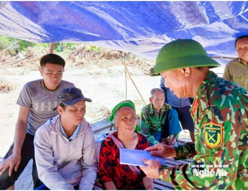 Thiếu tướng Nguyễn Sỹ Hội – Phó Chủ tịch Ủy ban MTTQ Việt Nam tỉnh, Chủ tịch Hội Cựu chiến binh tỉnh trao hỗ trợ người dân miền Tây bị ảnh hưởng bởi thiên tai. Ảnh: CSCC