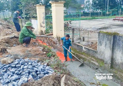 Hội viên cựu chiến binh thôn Dùng 1, xã Đại Đồng tham gia làm hệ thống thoát nước ở khu dân cư. Ảnh: Mai Hoa