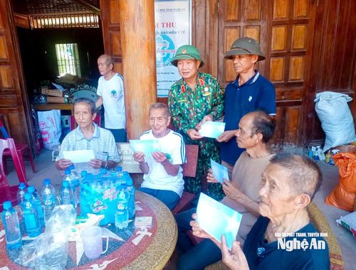 Thiếu tướng Nguyễn Sỹ Hội – Phó Chủ tịch Ủy ban MTTQ Việt Nam tỉnh, Chủ tịch Hội Cựu chiến binh tỉnh trao hỗ trợ người dân miền Tây bị ảnh hưởng bởi thiên tai. Ảnh: CSCC