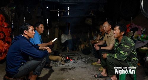Ông Và Chắn Dờ (ngoài cùng, bên phải) cùng cán bộ bản tuyên truyền về chủ trương Trường liên cấp. Ảnh: Thành Cường
