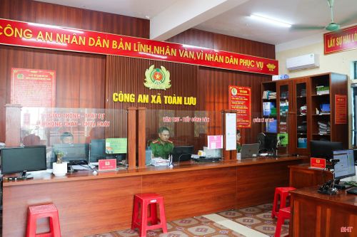Công an xã Toàn Lưu tập trung rà soát thông tin sai sót của các chủ sử dụng đất trên địa bàn.