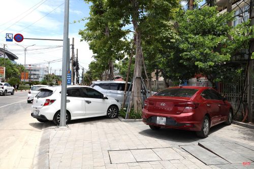 ... không chỉ chiếm không gian dành cho người đi bộ mà còn che khuất tầm nhìn, khiến người điều khiển phương tiện gặp khó khăn khi chuyển hướng.
