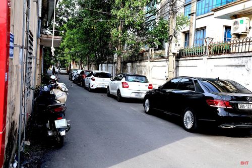 Theo anh Nguyễn Đức Ân (phường Thành Sen), ô tô chiếm dụng vỉa hè khiến người đi bộ, tập thể dục phải xuống lòng đường. Tại các ngõ nhỏ, xe đỗ dày đặc không chỉ gây khó khăn, nguy hiểm cho việc đi lại mà còn có thể cản trở xe chữa cháy, xe cứu thương tiếp cận khi xảy ra sự cố.