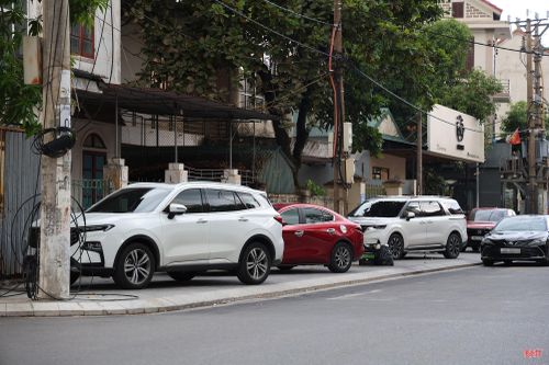Nếu không có giải pháp dài hạn, những tuyến đường vừa được mở rộng có nguy cơ tiếp tục trở thành nơi đỗ xe; vỉa hè vừa được chỉnh trang lại bị phương tiện chiếm dụng.
