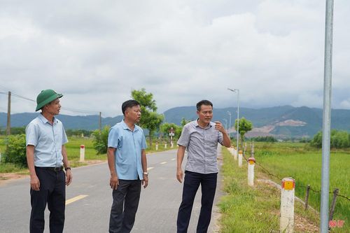  Ông Trần Đình Trung – Bí thư Đảng ủy, Chủ tịch HĐND xã Việt Xuyên cho biết: “Thời gian qua, địa phương đã huy động các nguồn lực xã hội hóa, vận động các tổ chức, cá nhân và bà con nhân dân cùng tham gia. Từ đầu năm đến nay, xã đã lắp đặt được hơn 4km tuyến đèn đường chiếu sáng. Thời gian tới, địa phương sẽ tiếp tục rà soát những tuyến đường chưa được chiếu sáng để huy động nguồn lực, từng bước hoàn thiện hệ thống, góp phần bảo đảm an toàn cho người dân và làm cho diện mạo nông thôn ngày càng khang trang hơn”. 