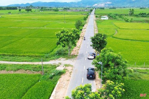 Tại xã Việt Xuyên, thời gian qua, cấp ủy, chính quyền địa phương cũng huy động nhiều tổ chức, cá nhân và nguồn lực xã hội để xây dựng mới các tuyến đèn chiếu sáng. Cùng với nguồn kinh phí xã hội hóa, người dân còn đóng góp ngày công để thực hiện các phần việc. Nhờ đó, nhiều tuyến đường từng thiếu ánh sáng đã được đầu tư, phục vụ tốt hơn nhu cầu đi lại của người dân.