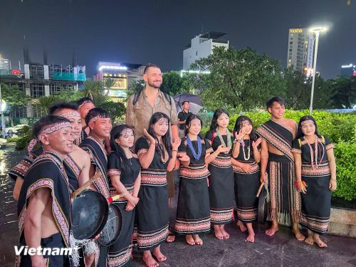 Đồng bào Xê Đăng (Đà Nẵng) chụp hình lưu niệm chung với du khách tại trung tâm thành phố Đà Nẵng trong dịp tổ chức Lễ hội Sâm Ngọc Linh. (Ảnh: Thanh Phong/Vietnam+)